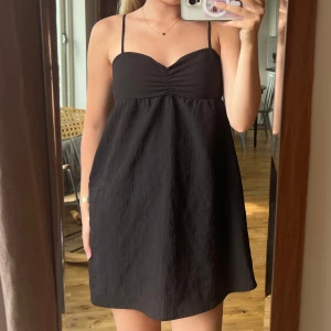 Svart hm klänning  - Svart klänning från hm storlek 38 men passar mindre. 