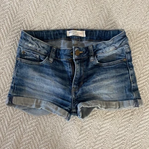 Low waist jeans shorts - Säljer dessa snygga jeansshorts från Lindex som tyvärr inte kommer till användning! Pris kan diskuteras