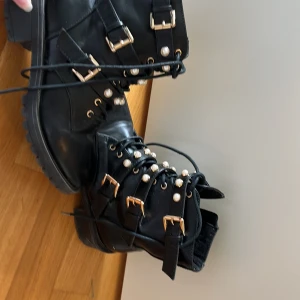 Snygga klackskor!! - Så snygga klackskor!! Sköna att gå i och perfekt för skolstart! Säljer efter de är för små för mig! Pris kan diskuteras! Kontakta mig för fler bilder privat!🙈🙈