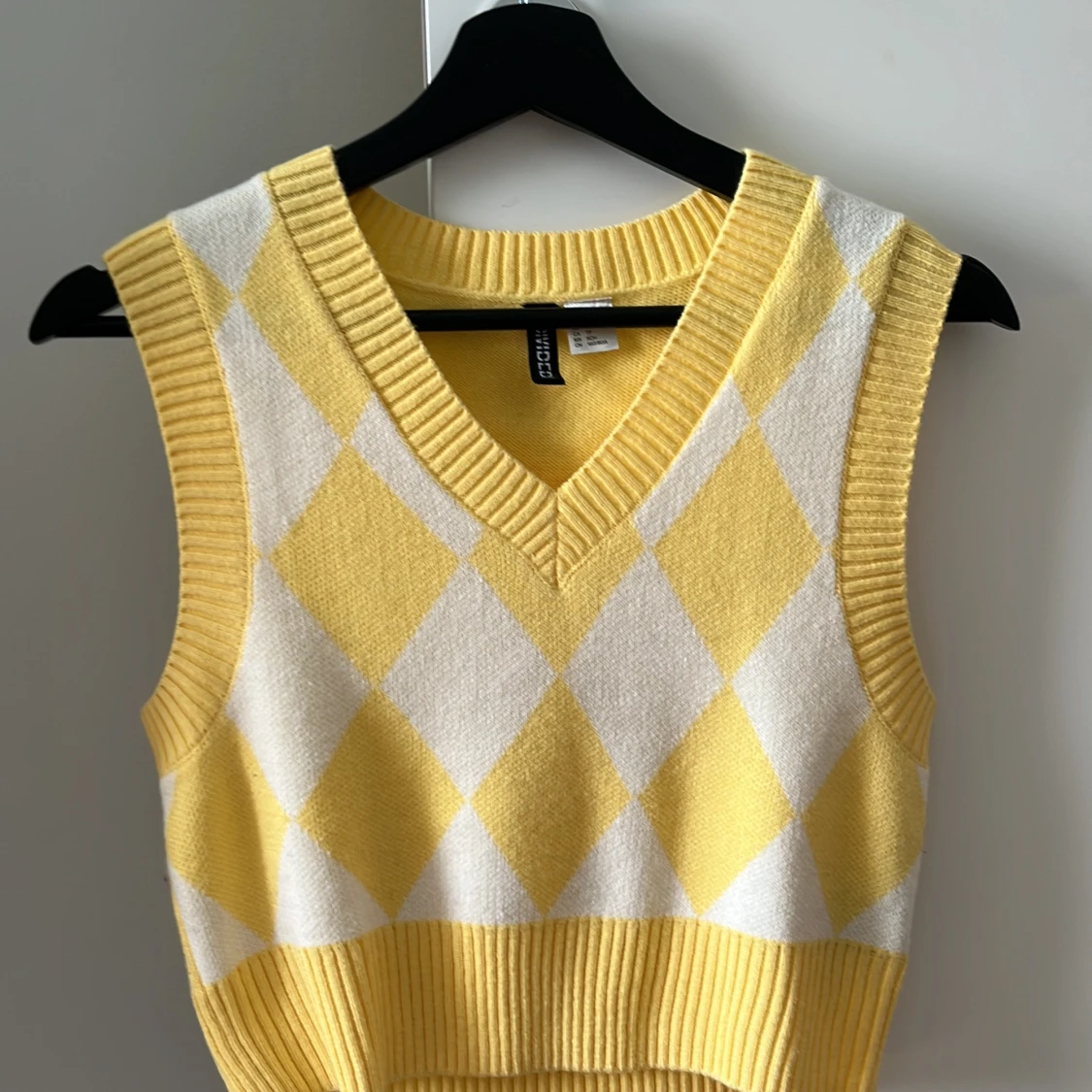 Jätte gullig gul stickad väst!!