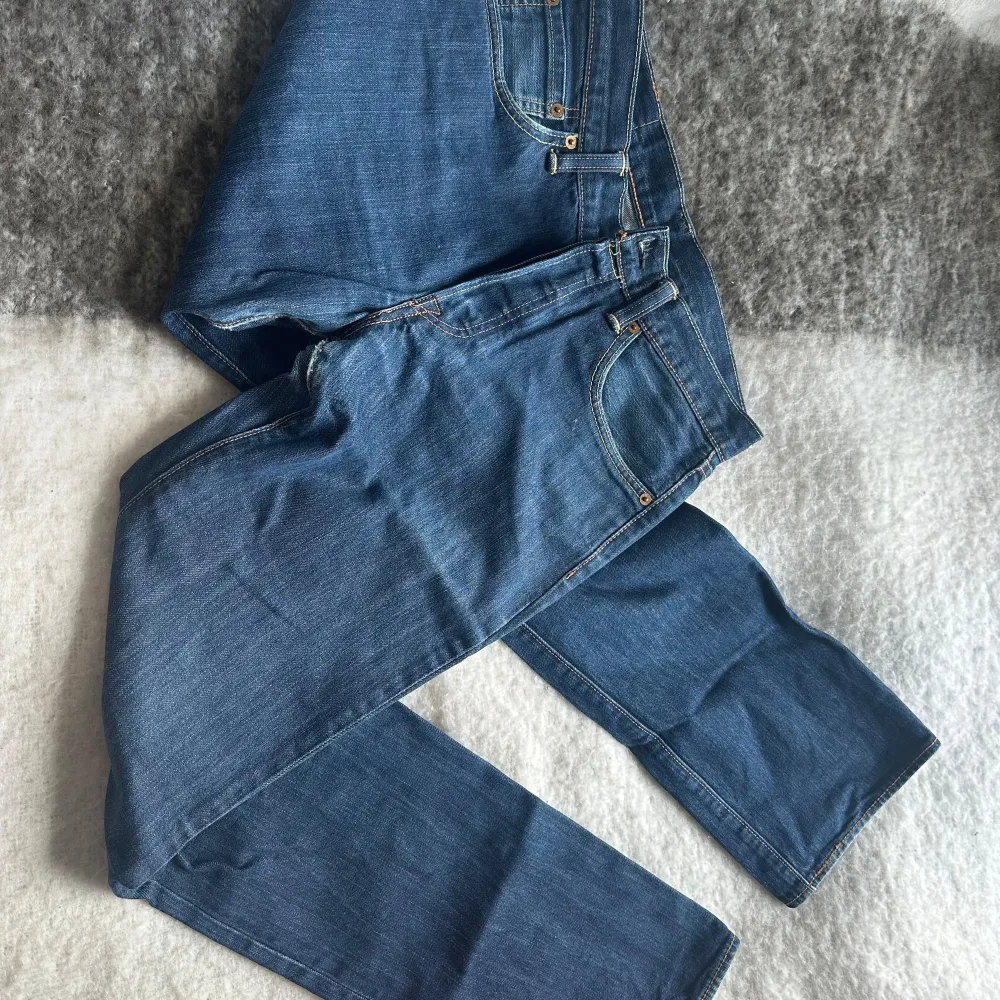 Snygga baggy jeans som tyvärr inte används längre och därför säljs!  Midjemått 39 cm innerbenslängden 83 cm . Jeans & Byxor.