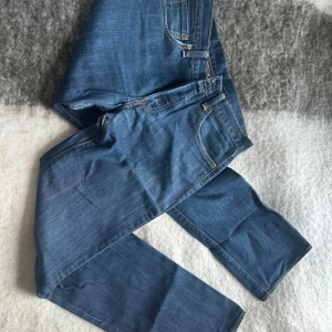 Levis 501 jeans  - Snygga baggy jeans som tyvärr inte används längre och därför säljs!  Midjemått 39 cm innerbenslängden 83 cm 