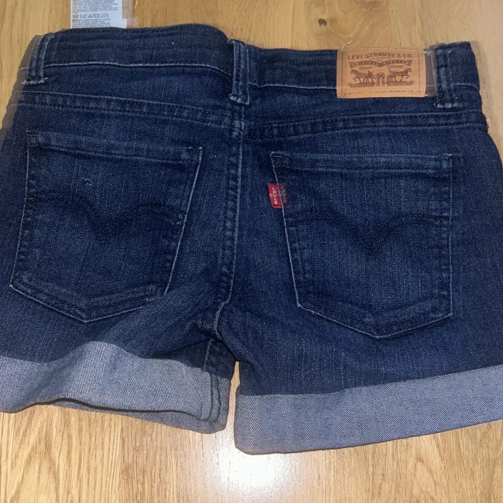 fina shorts från levis🤍  vet inte storleken men tror den är i Xs💕. Shorts.