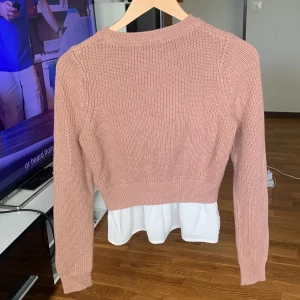 Rosa stickad tröja - Hel och nästan ny