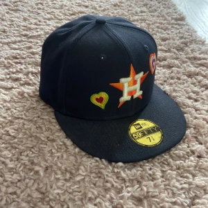 New era keps - 58,7 cm ( 7 3/8 ). Skick 9/10 används fåtal gånger. Säljer för att jag inte behöver den. Hundra % äkta köpt på hatstore.se.
