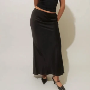 satin mermaid maxi skirt - Helt ny och superfin satinkjol med söta detaljer vid midjan som gör ens look lite extra😍 Säljer denna även i vitt! Nypris 399kr 