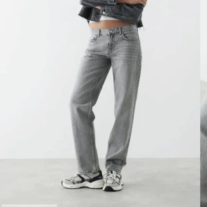 Low straight jeans - Gina tricot  - Säljer ett par low straight jeans från gina tricot i storlek 34. Köpta förra året för 399kr. Lite slitna längst ner vid baksidan då dem varit för långa för mig förut. Fler bilder kan skickas. Hör av er vid minsta funderingar eller frågor!💞💞