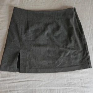 Djerf avenue must have mini skirt- grey - Must have mini skirt från djerf avenue i storlek M. Inga defekter eller tecken på användning. 