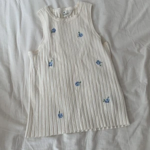 Använt den 2 gånger är i riktigt bra skick  - Kräm vitt linne stickat tror jag med små blommor på❤️