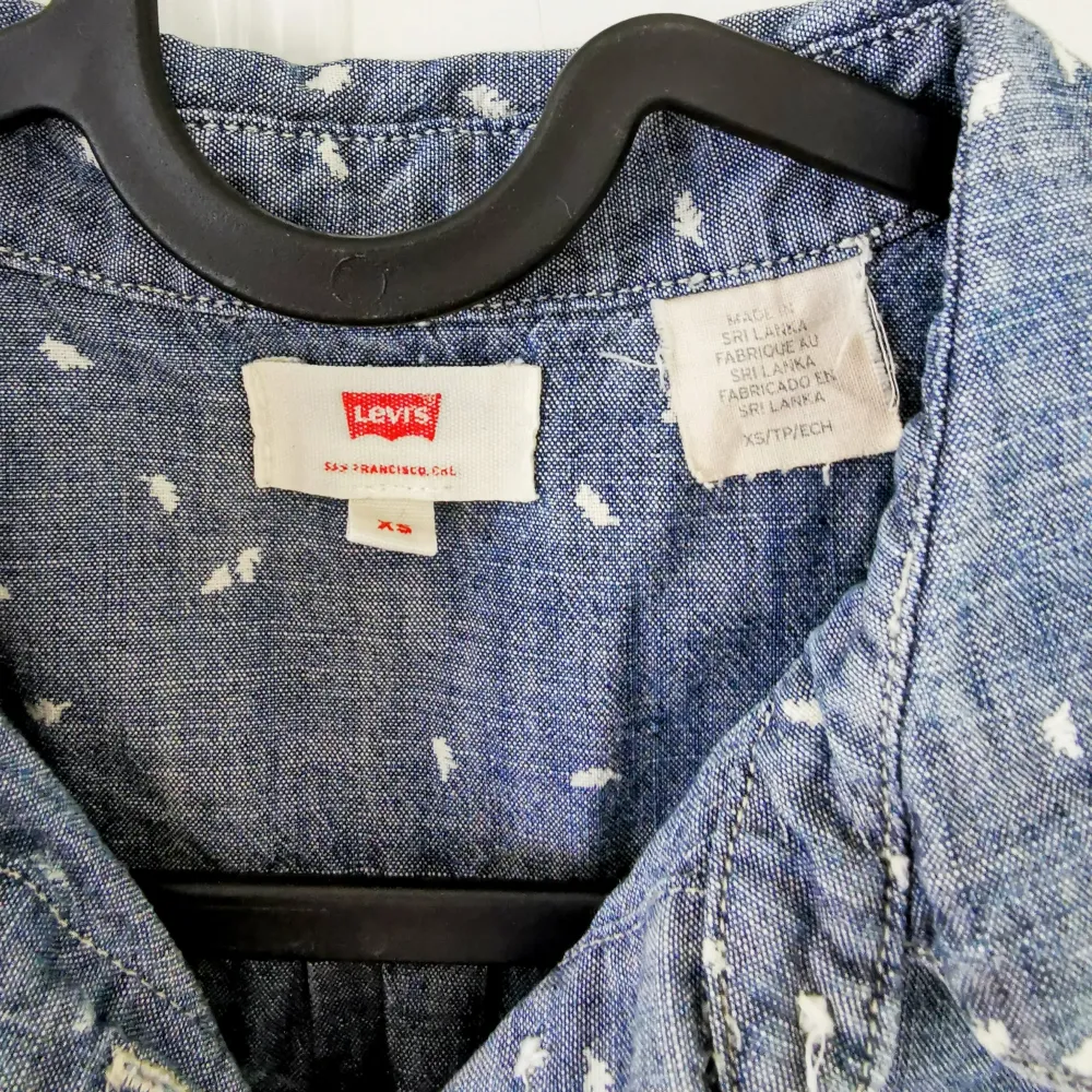 Excellent condition. Few times worn Made of jeans with white embroidery. Skjortor.