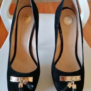 Elisabetta Franchi klackar  - Elisabetta Franchi svarta klackar i stl 39 Sparsamt använda så i mycket bra skick. 