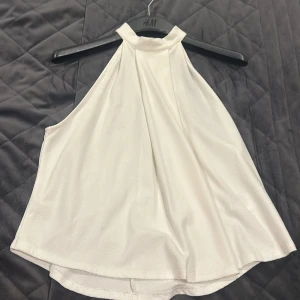 Vit topp  - Denna topp kommer aldrig till användning. Den är bekväm och skön i materialet. 