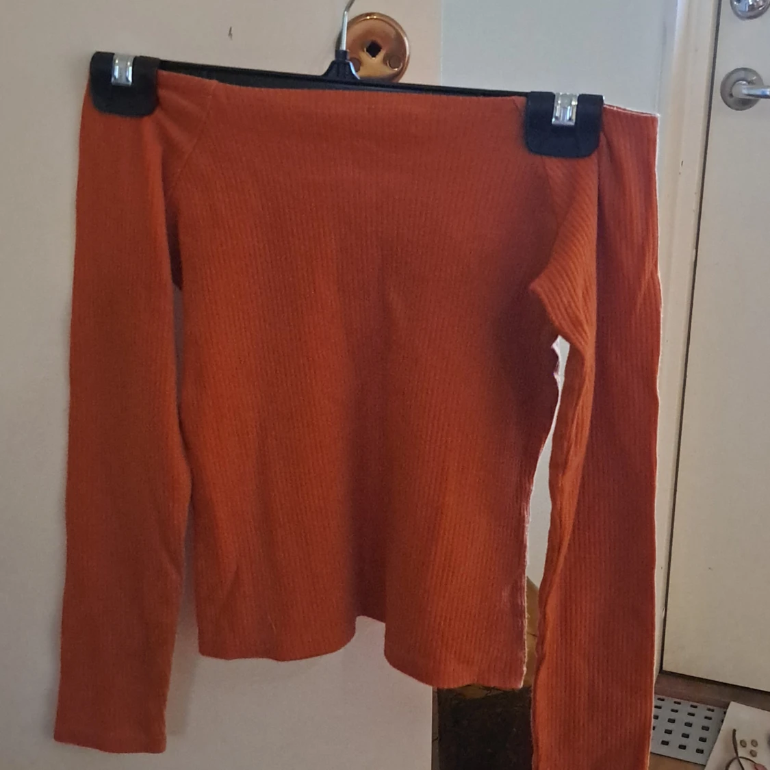 Orange ribbad off-shoulder topp