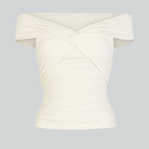 Vit topp - Säljer denna vita topp då de kommit till användning en gång! Köpt för 250kr! Kontakta för fler bilder och frågor🩷