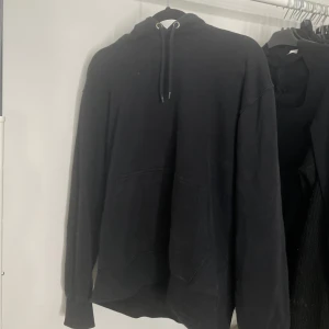 Hoodie  - Svart hoodie från weekday i storlek M💕