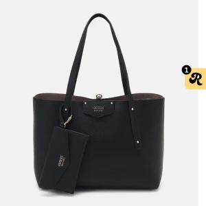 Guess väska - Säljer detta sett med de 2 Guessväskorna (ej plånboken). Den stora väskan kan man byta färg på. Skriv privat för fler bilder!