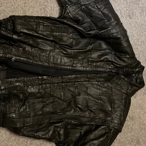 Skinnjacka  - M men passar M-L Säljer pga att den inte andvänds längre och inte kommer till nytta
