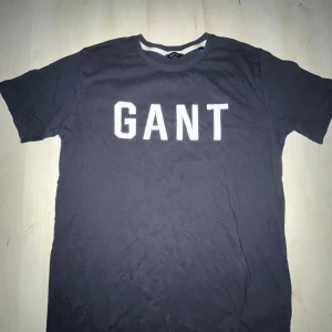 Gant t-shirt  - Tjena säljer nu en gant t-shirt till bra pris hör av er om ni har intresse 💫