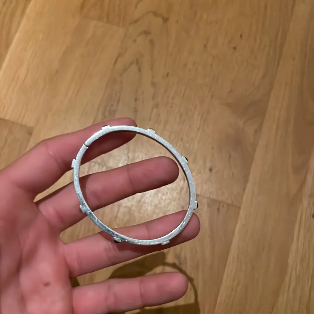 Säljer ett mycket fint valentino armband i fint skick. Accessoarer.