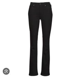 Levis jeans - Säljer dessa svarta levis jeans i modell 725, dem är bootcut och sitter som midwaist🥰säljer då dem var för stora för mig! 