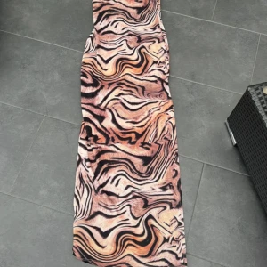 Klänning - Klänning med slits hela vägen från toppen av låret, ena axeln har ingen räm