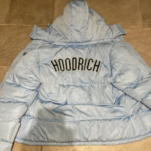 Hoodrich jacka - Säljer min hoodrich jacka då den inte kommer till användning längre. Använd i 2 månader. Inga skador (STR: M) köpt för 1500kr
