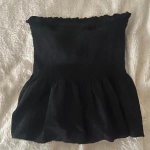 Smockad tröja - Säljer nu denna jättesöta tröjan! Säljer då den inte kommer till användning. Använt ca 4 gånger så i väldigt bra skick. Var band innan som jag har klippt av!🤩🫶🏻 Skriv jättegärna om du vill ha fler bilder!!💕