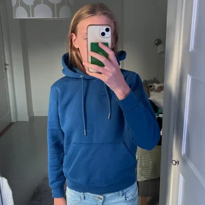 Mira Paris hoodie - Jätte fin blå Hoodie från mira Paris. Köpt här på Plick och använd ett antal gånger men är i jätte fint skick. Inga skador eller fläckar som inte går bort😃💕