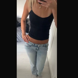 Lågmidjade jeans  - Köpte secondhand och var för korta då de va väldigt slitna där bak. Så jag har klippt de så de har blivit jämna där nere. Jag är 176 som referens. Innerbenslängden:73 cm. Har ett litet hål under gylfen, skriv för bilder på defekten. Skriv prisförslag