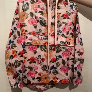 Riktigt snygg Svea tunn jacka/anorak. Strl XS - Se bilder :)