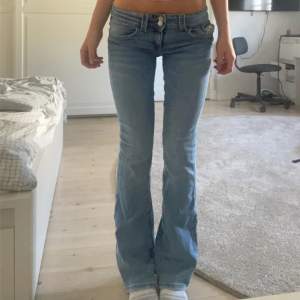 Jättefina lågmidjade bootcut jeans från ginatricot💗Använda knappt 1 eller 2 gånger så är nästan som helt nya💞💕midjemått rakt över: 36cm