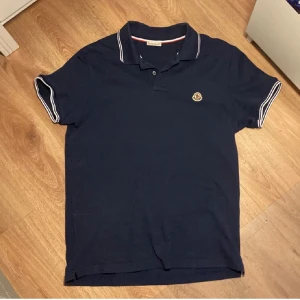 Moncler piké  - Svart moncler piké skick 8/10 passar Strl xs är 158-164 i barn skrev kring frågor 