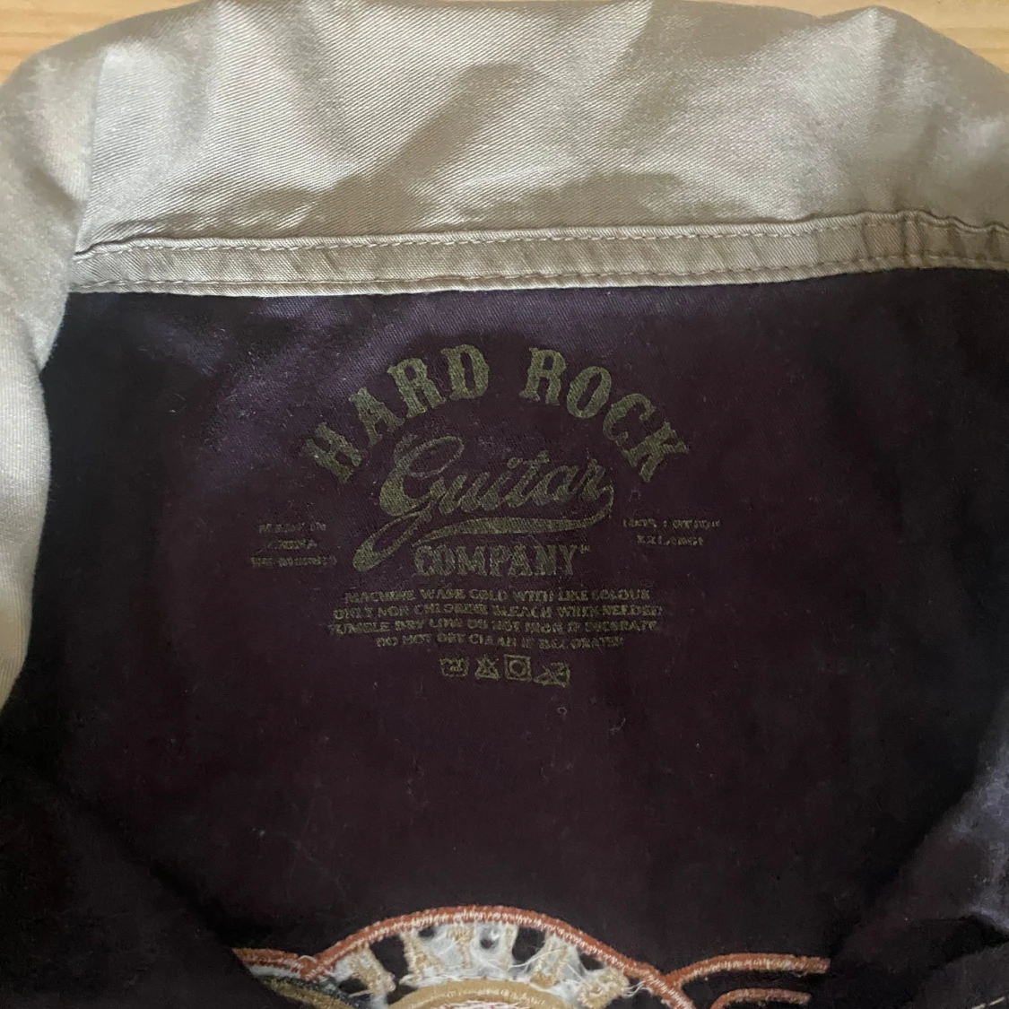 Grå och svart kortärmad skjorta från Hard Rock Guitar Company