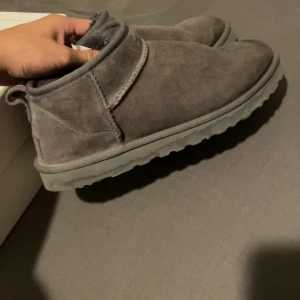 Gråa uggs men 42 - Använt dessa uggs en halv vinter. De är lite ljus gråare i verkligheten. Storlek 42 