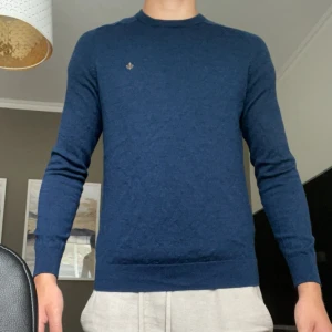 Morris sweatshirt  - En mörkblå merinoulls tröja från Morris, i nyskick och nypriset ligger på 1600 Storlek M men passar S