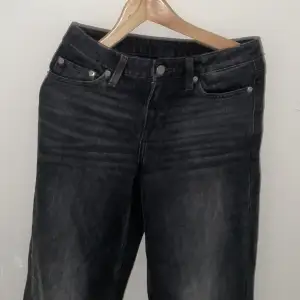 Basic svarta loose jeans!  Nypris: runt 600kr 