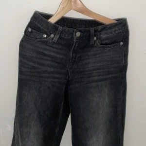 Svarta jeans - Basic svarta loose jeans!  Nypris: runt 600kr 