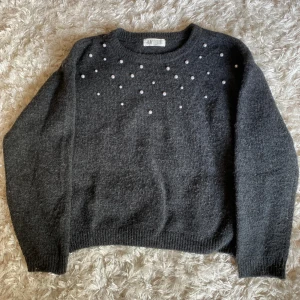 Stickad tröja från H&M!💕 -  Säljer denna jättefina stickade tröja från H&M då den inte kommer till användning längre! Använd ett fåtal gånger✨