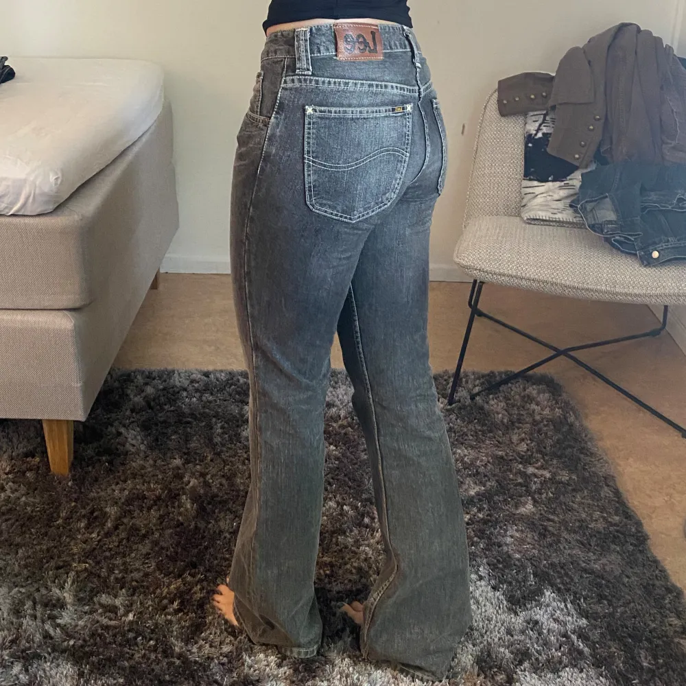 Magiska långa gråa jeans från lee! Midja rakt över 39/40cm, innerbenslängd 87cm💕💕lågmidjade och bootcut, jag på bilden är 171cm och bär vanligtvis s/m💕. Jeans & Byxor.