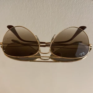 Ray-Ban Aviator Small - Varmt behagligt ljus Nypris runt 1200kr Lite slitna därav priset  Fodral och putsduk ingår ☺️