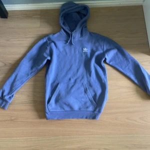 Adidas Originals Luvtröja Essentials - Säljer nu denna adidas hoodie då den inte används. Knappt använd och har inga som helst fel. Är storlek S men passar också M. Nypris 650kr. Mitt pris 350kr. Priset kan diskuteras vid snabb affär