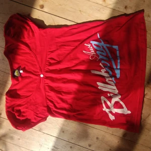 Sjukt söt billabong top - Jättesöt billabong top som tyvärr inte kommer till användning. Storleken har nötts bort men skulle gissa att den är typ xs/s