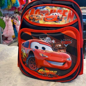 Bilar ryggsäck med Blixten McQueen - Säljer en supercool ryggsäck . Ryggsäcken är svart och röd med ett stort tryck av Blixten McQueen på framsidan. Den har flera fack med dragkedjor och sidofickor i nät. Perfekt för skolan eller utflykter!