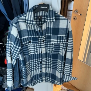 Overshirt - Snygg vit blå overshirt från Hm, använd 2 gånger 