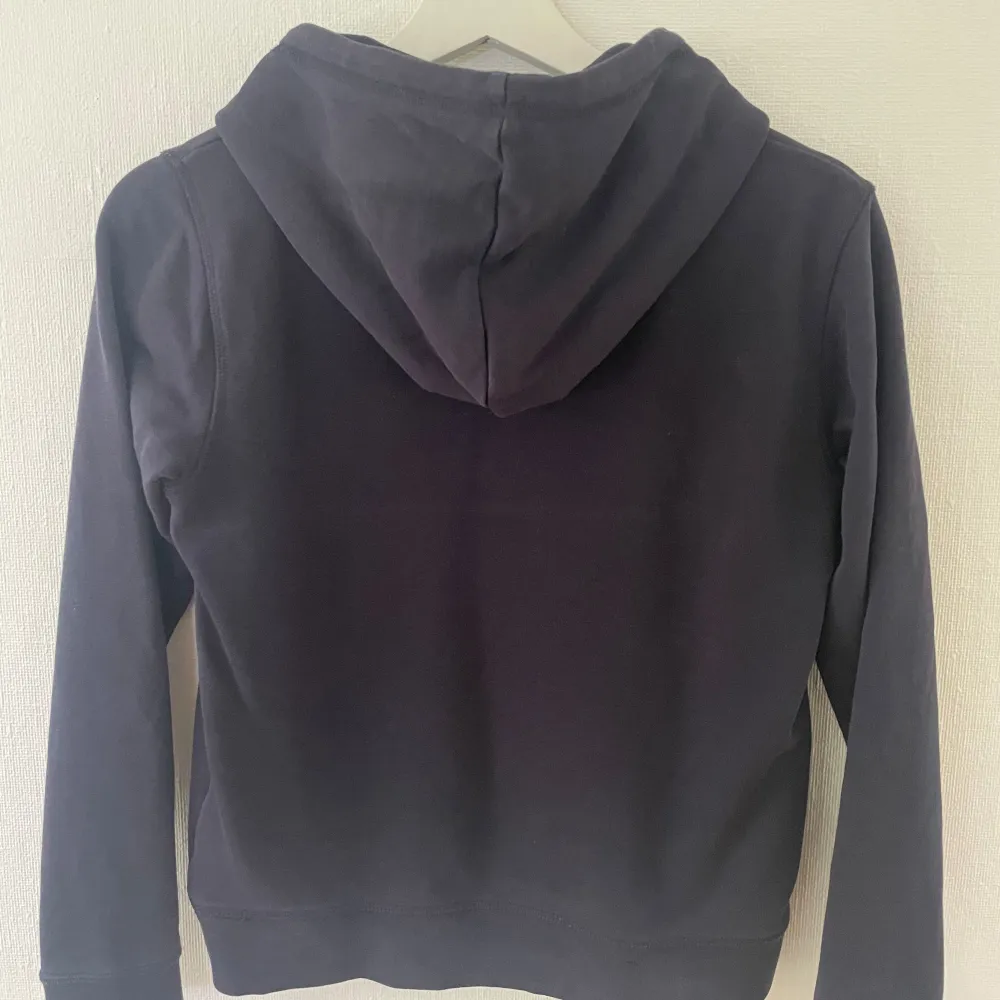 Mörkblå hoodie från Gant. Använt men bra skick. Strl 11-12 years, motsvarar 146/152.. Hoodies.