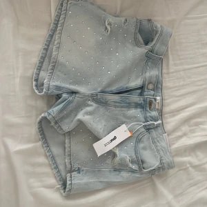 Glittriga shorts - Ljusblåa Gina shorts med söta glitter paljetter, storlek 164 men passar vanlig S!