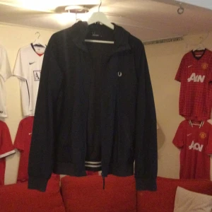 Fred Perry jacka - Riktigt snygg Fred Perry jacka som är i toppskick  Skick 10/10 i storlek Medium