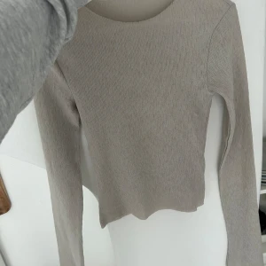 A-DSGN tröja i grå/beige  - tröja från Alice Stenlöfs märke i beige/grå! (bilderna på andra och tredje bilden är samma tröja fast i brunt, samma storlek!)