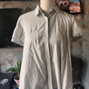 Maria Westerlind blus - Skulle säga att det är en grågrön färg. Superfin