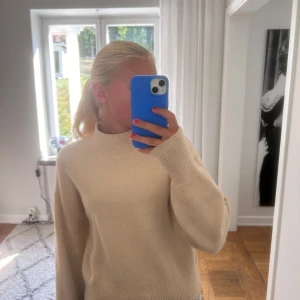Beige tröja från Other Stories  - Ljusbeige/ krämvit stickad tröja. Väldigt skön, stocks inte och i bra skick! Använd ca 5 gånger. Så mysig på vintern 🥰